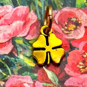 5/$10❤️❤️❤️NEW BRASS SHAMROCK CHARM PENDANT